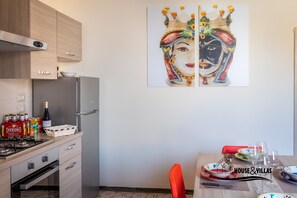 Apartemen, 2 kamar tidur | Dapur pribadi | Lemari es besar, oven, kompor, dan mesin espresso