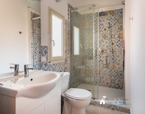 Appartement, 2 chambres | Salle de bain | Douche, douche à « effet pluie », sÚche-cheveux, bidet