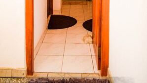 A hallway with a wooden door frame, a tiled floor, and a small rug. - Located in Hikkaduwa, a 2-minute walk from town and supermarket hikkaduwa beach (Hikkaduwa)