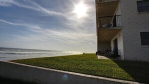 Een gebouw met een balkon met uitzicht op de oceaan.