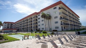 Een hotel met meerdere verdiepingen, балконы, een zwembad en terras.