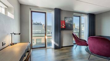 Suite Junior, teras | Seprai antialergi, brankas, meja kerja, dan ruang kerja ramah laptop