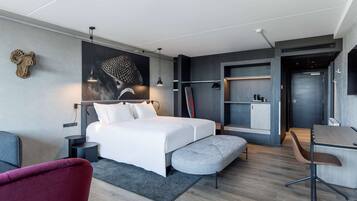 Hypo-allergenic bedding, in-room safe, desk, laptop workspace