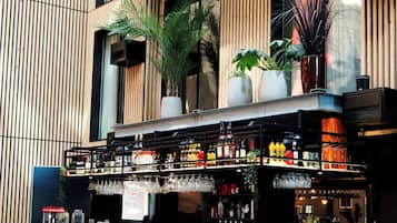 Bar (trong khuôn viên)