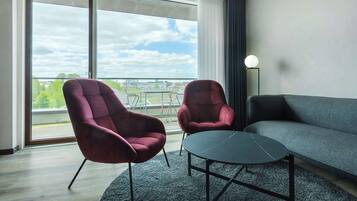 Seprai antialergi, brankas, meja kerja, dan ruang kerja ramah laptop