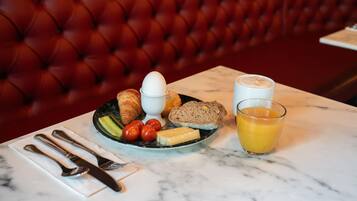 Dagelijks ontbijtbuffet (DKK 205 per persoon)