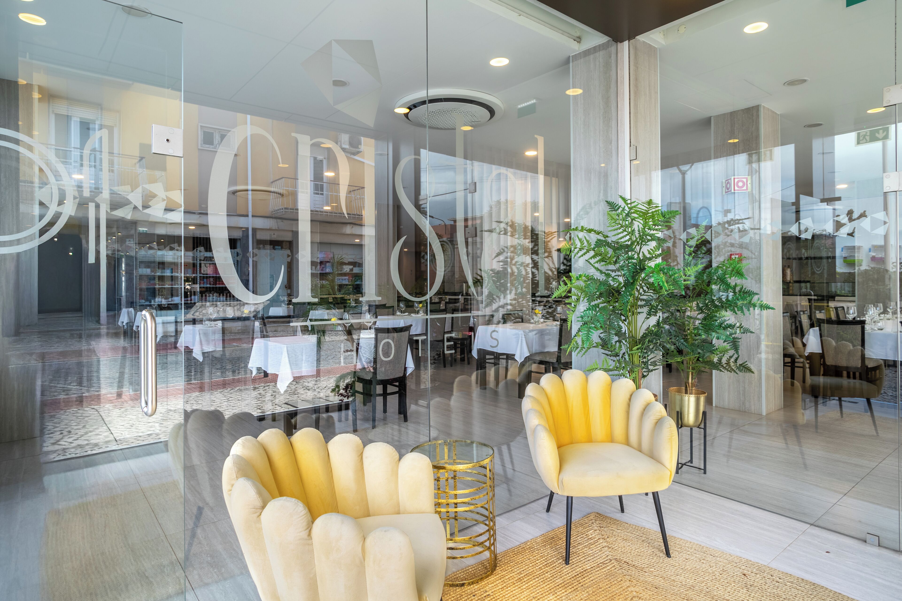 Petit déjeuner, déjeuner et dîner servis sur place