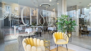 Breakfast, lunch and dinner served - Hotel Cristal Setubal (Setubal)