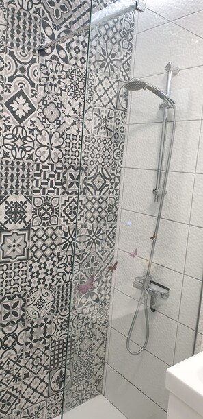 Dusche, Haartrockner, Handtücher, Seife