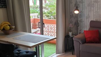 Een televisie en een tafeltennistafel