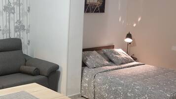 1 slaapkamer, een strijkplank/strijkijzer, gratis wifi, beddengoed