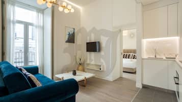 Apartamento, 1 habitación | Zona de estar | Una televisión