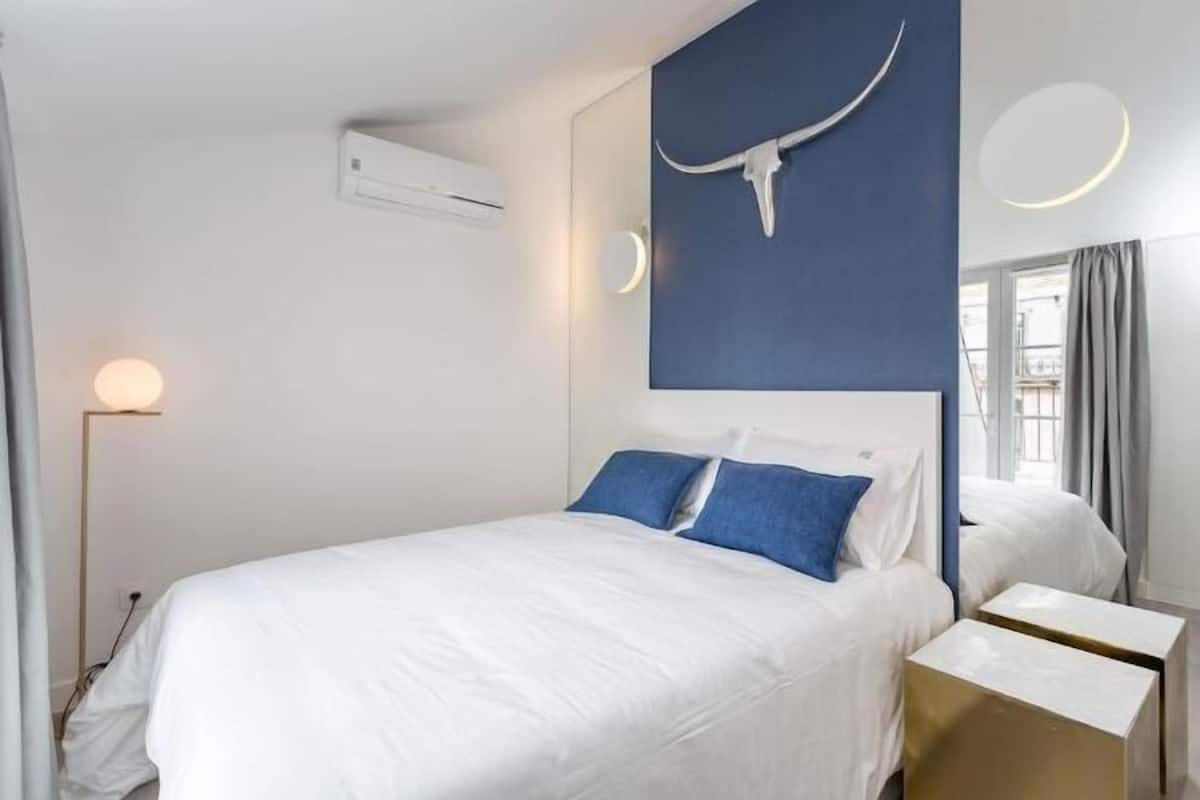 1 habitación, cortinas blackout, tabla de planchar con plancha y cunas