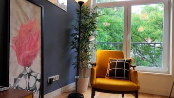 Apartamento Deluxe | Sala de estar | Una televisión