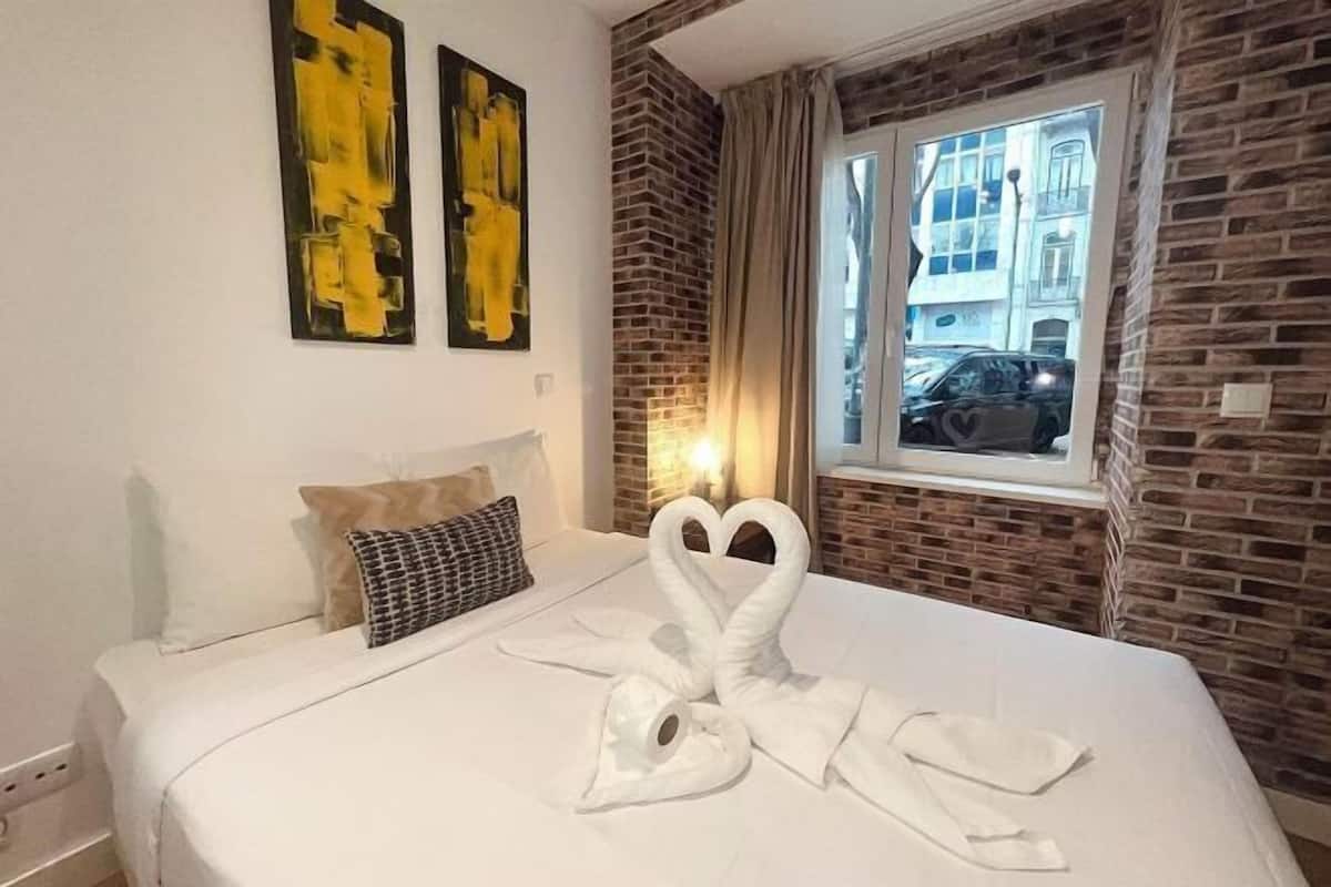 1 habitación, cortinas blackout, tabla de planchar con plancha y cunas