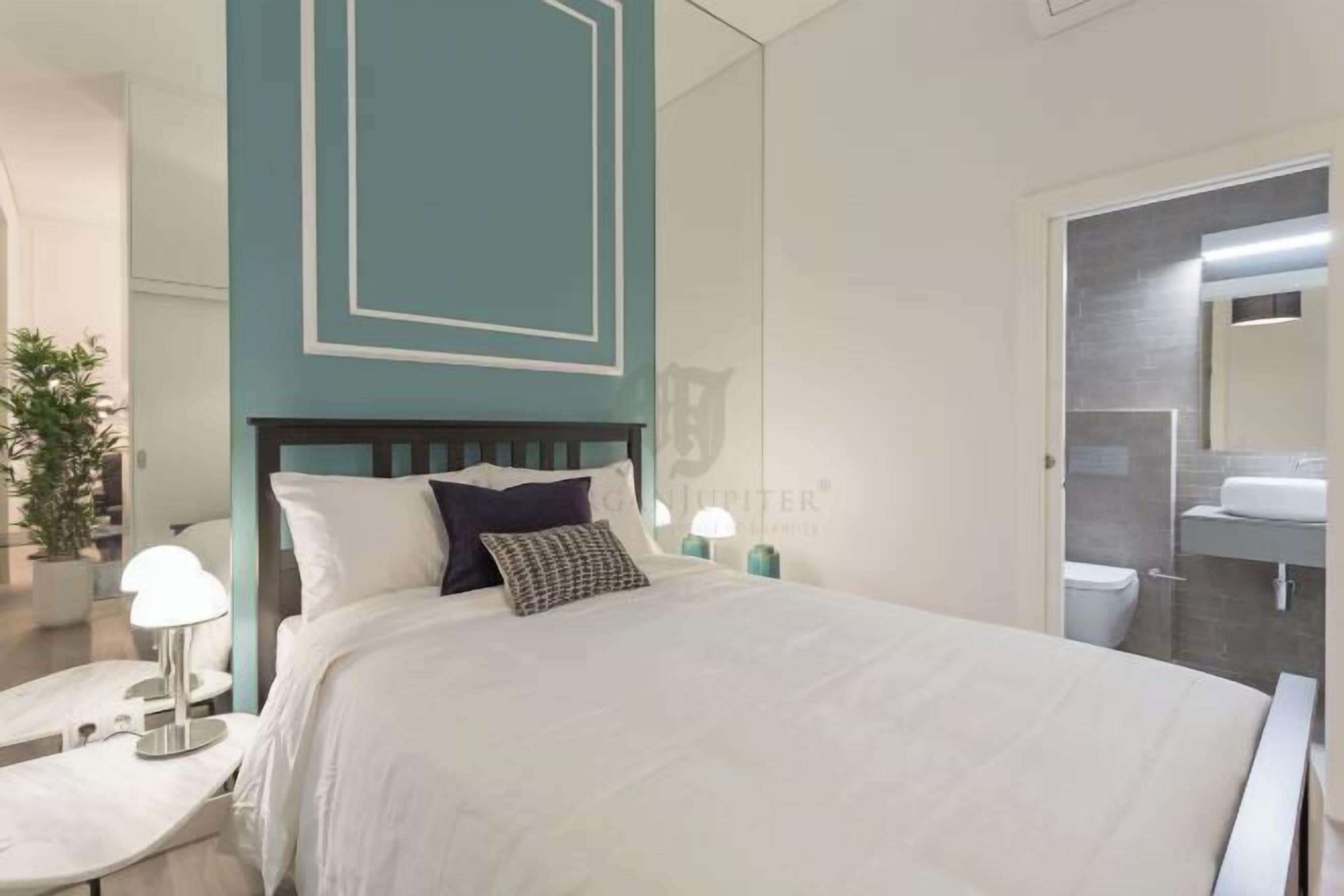 Tirai kedap cahaya dan setrika/meja setrika