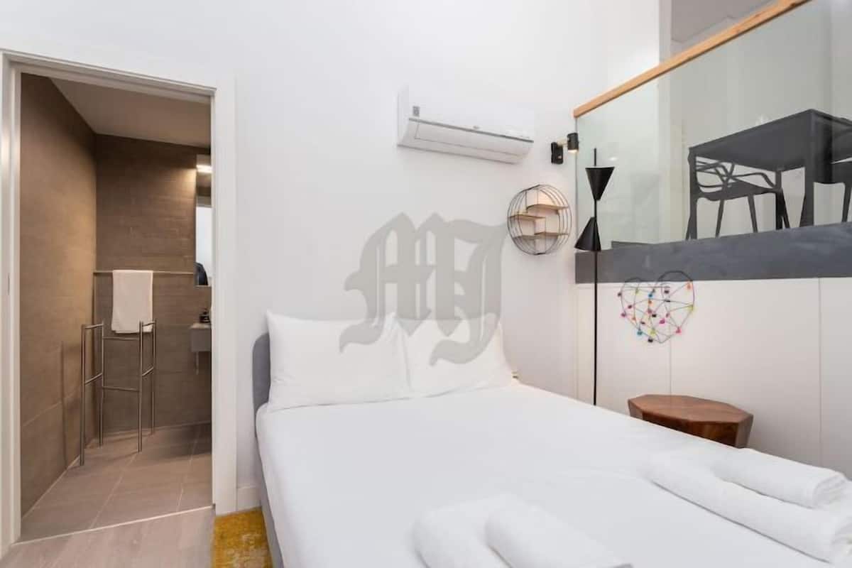 1 habitación, cortinas blackout, tabla de planchar con plancha y cunas