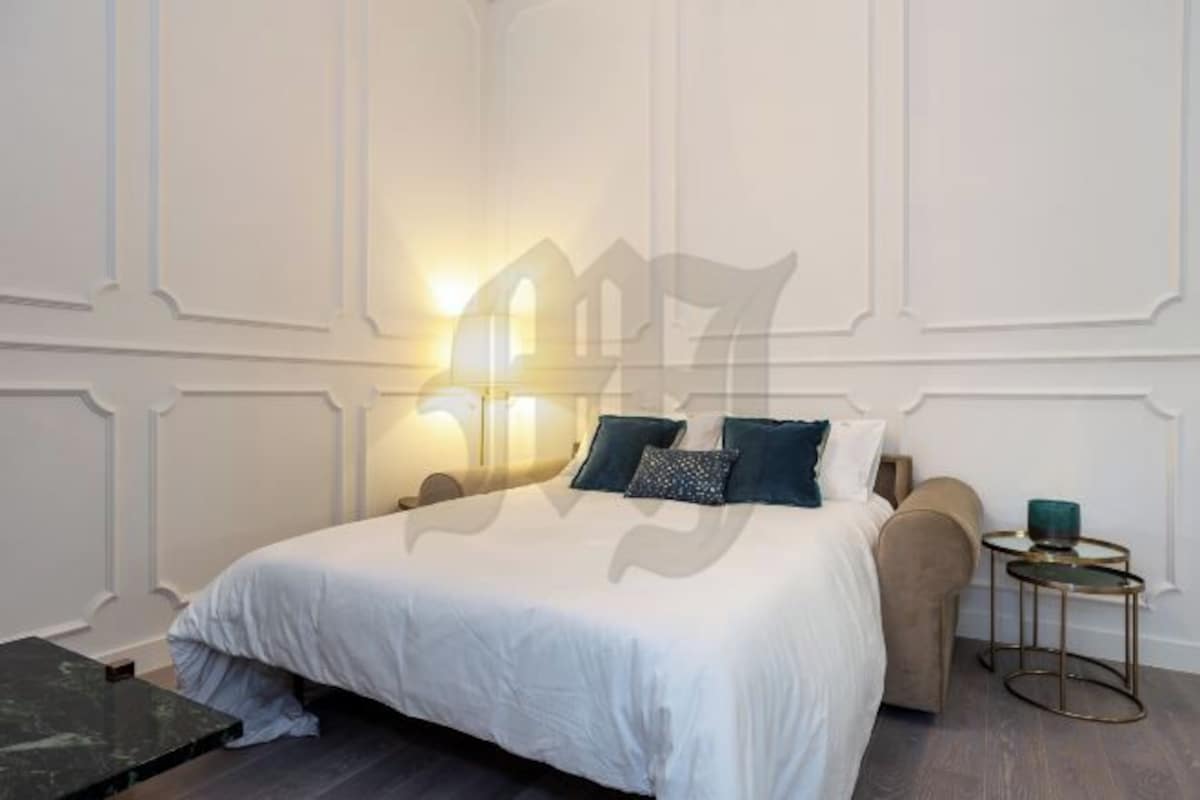 Blackout drapes, iron/ironing board, cribs (surcharge), WiFi (free)