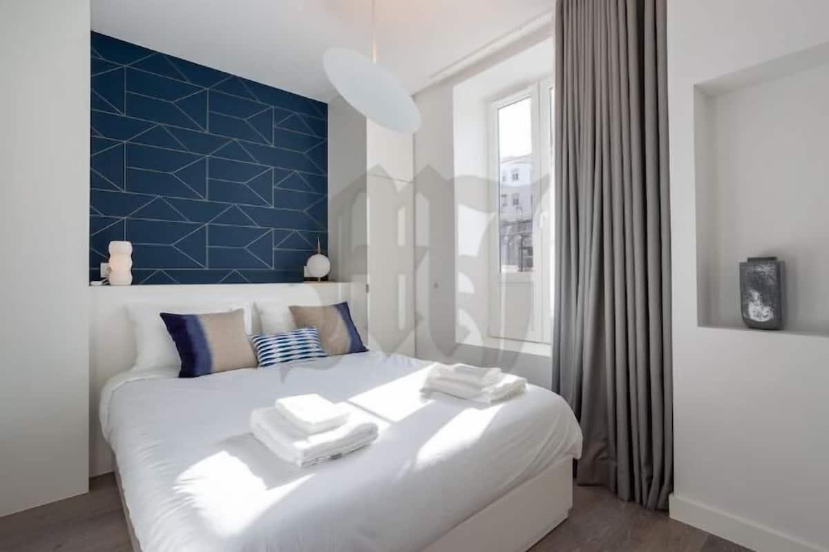 1 habitación, cortinas blackout, tabla de planchar con plancha y cunas