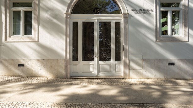 A building facade with a large arched entrance, numbered 15, and two windows on either side. - Morgan-Jupiter Apartments (Lisbon)