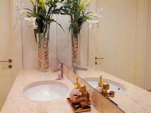 Deluxe Apartment | Bathroom sink - Morgan-Jupiter Apartments (Lisbon)