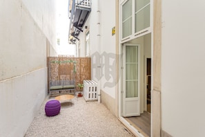 Deluxe Double Studio | Terrace/patio - Morgan-Jupiter Apartments (Lisbon)