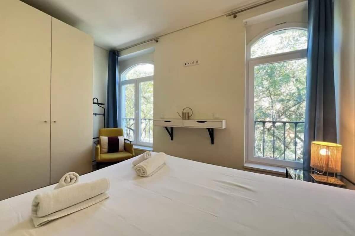 1 habitación, cortinas blackout, tabla de planchar con plancha y cunas