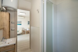 Apartment, 2 Bedrooms | Bathroom | Shower, rainfall showerhead, hair dryer, bidet