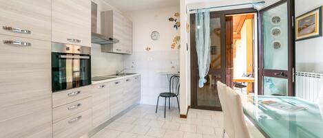 تلفزيون بشاشة مسطحة