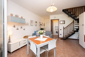 Apartment, 2 Schlafzimmer | Essbereich im Zimmer