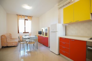 Apartment, 2 Schlafzimmer | Wohnbereich | 20-Zoll-Flachbildfernseher mit Digitalempfang, Fernseher