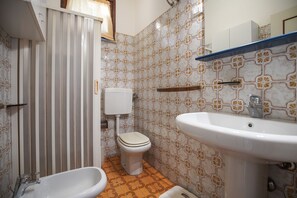 Apartment, 2 Bedrooms | Bathroom | Shower, rainfall showerhead, hair dryer, bidet - Villetta Capuana (Comacchio)