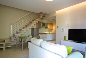 Apartamento, 3 quartos | Área de estar | TV de tela plana
