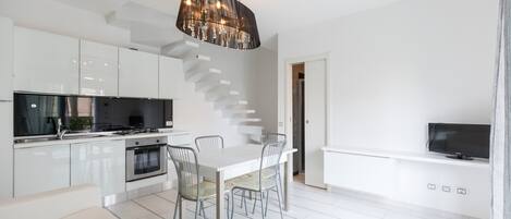 Appartement, 2 slaapkamers | Woonruimte | Een flatscreentelevisie