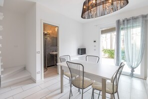 Apartment, 2 Bedrooms | In-room dining