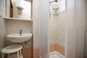 Apartment, 1 Schlafzimmer | Badezimmer | Dusche, Bidet, Handtücher