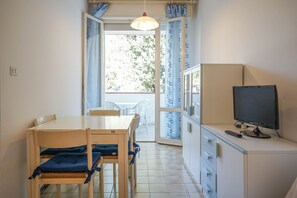 Appartement, 1 chambre | Restauration dans la chambre