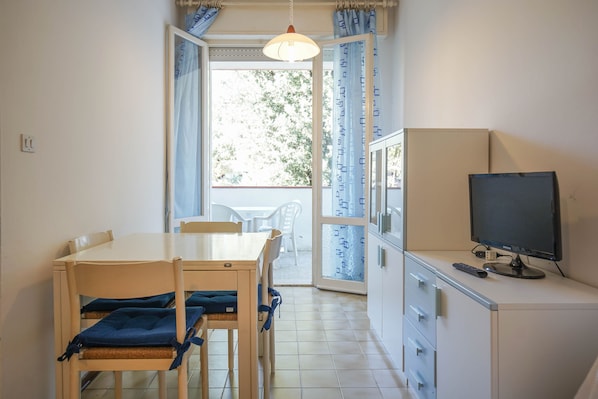 Appartement, 1 chambre | Restauration dans la chambre