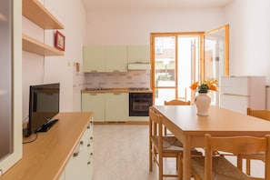 Appartement, 2 chambres | Cuisine privée | Réfrigérateur grande capacité avec congélateur, four à micro-ondes