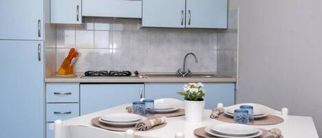 Căn hộ, 2 phòng ngủ | Khu vực ăn uống tại phòng