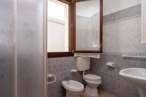 A bathroom with a shower, toilet, bidet, and sink. - Residence Smith - Secondo Piano 2C (Comacchio)