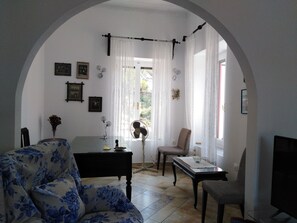 Älytelevisio, kirjoja, työhuone