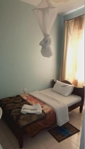 Escritorio, cortinas blackout, wifi gratis y ropa de cama 