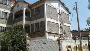 Un bâtiment sur lequel on peut lire l’inscription « Phaldonor, maison d’hôtes ».