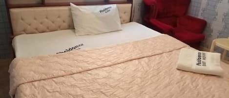 Escritorio, cortinas blackout, wifi gratis y ropa de cama