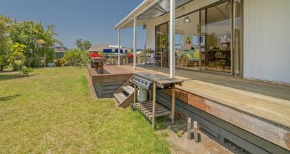 Bay Coast Happy Place - Cooks Beach Holiday Home