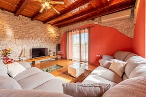 Televisión y chimenea 