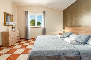 7 bedrooms, iron/ironing board, free WiFi, bed sheets