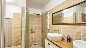 Shower, hair dryer, towels, shampoo