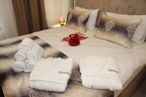 Minibar, laptop workspace, soundproofing, iron/ironing board - Kispet Deluxe Hotel (Oberhausen)